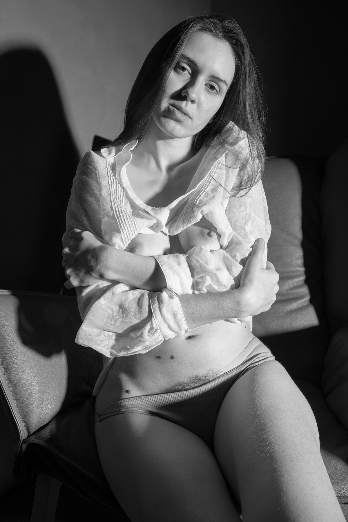 https://rainerbenz.eu/foto-portfolio/15-akt/15-6-akt-eros/akt-eros-5/202301-entkleidung/20230112-170sw-1800x1200.jpg